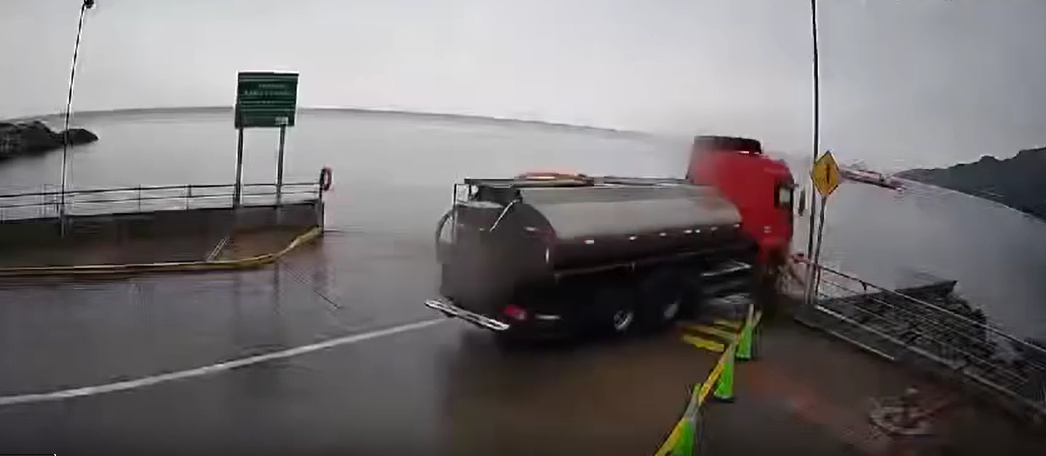 Cámara capta instante preciso en que camión cae al mar en rampa de Caleta La Arena