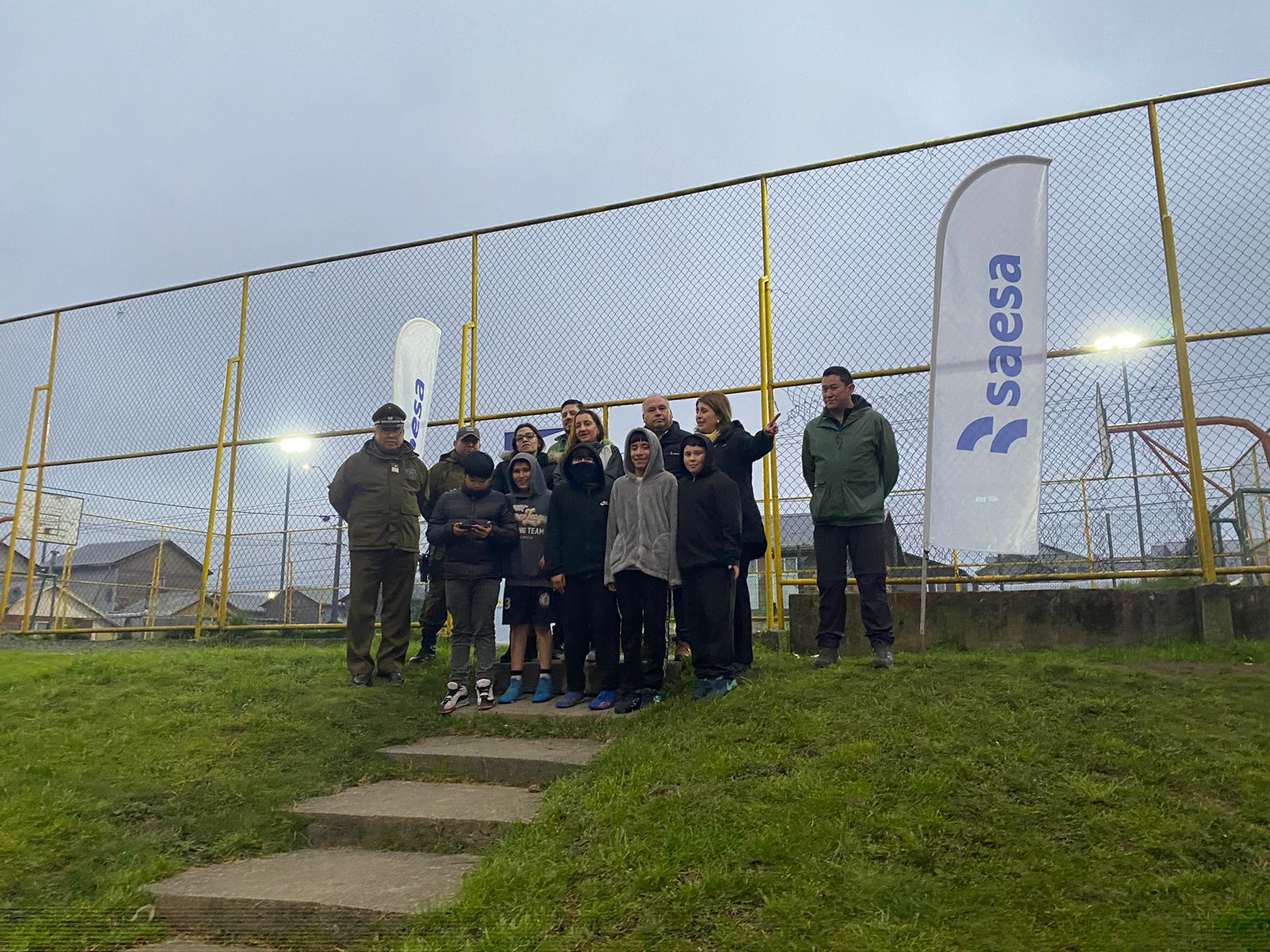 Saesa inauguró nueva iluminación en multicancha de población Bicentenario en Castro