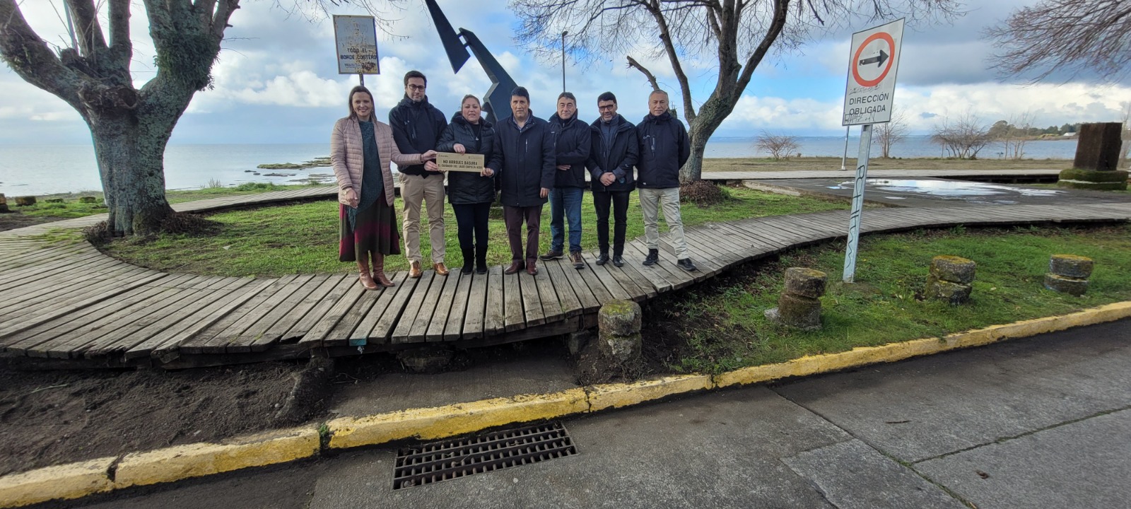 Llanquihue: Inauguran placaque llama a cuidar el lago