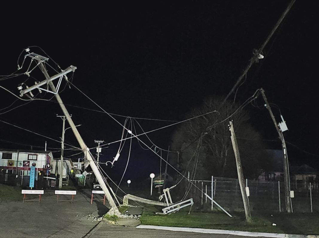 Saesa recupera servicio tras choque a poste en Castro que dejó a vecinos de Llau Llau sin energía