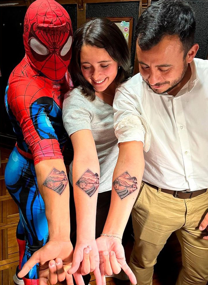 Camila, Marcos Reyes y Sensual Spiderman, inmortalizan caminata con tatuaje
