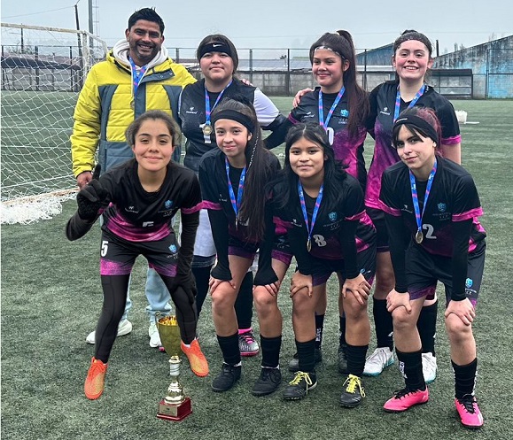 Equipo femenino de Futsal del Liceo Carmela Carvajal se coronó campeón de evento provincial