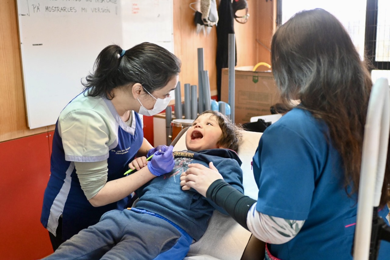 Más de un centenar de alumnas y alumnos de la Escuela Antü Kau son atendidos en operativo bucal del Hospital Base de Chiloé junto a APS Castro
