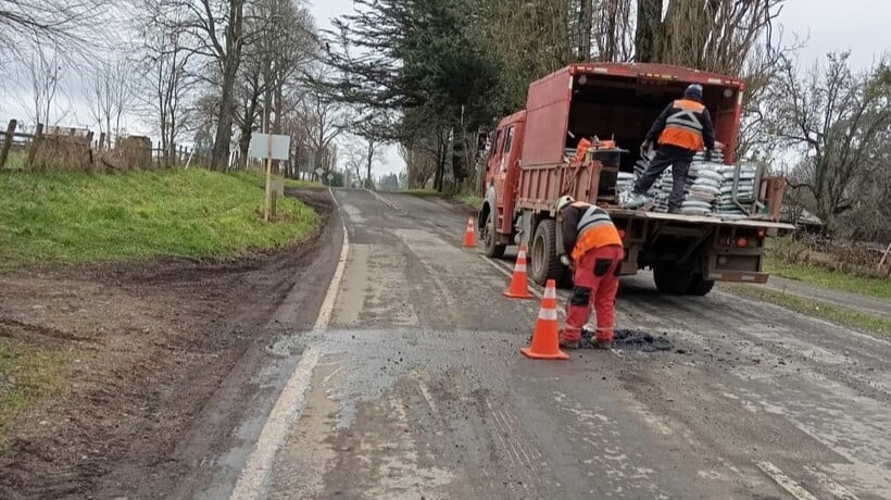 Mejoran asfalto que une localidades en Río Bueno