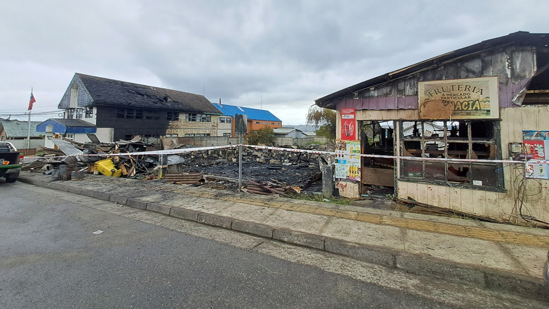 Autoridades realizan recorrido de dependencias municipales, residenciales y comerciales afectadas por incendio en Puqueldón