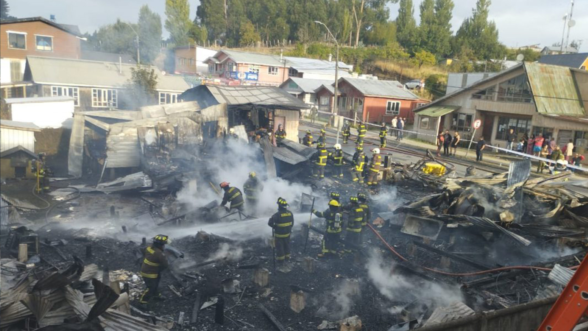 Revisarán acciones a seguir tras incendio que afectó a Municipalidad de Puqueldón