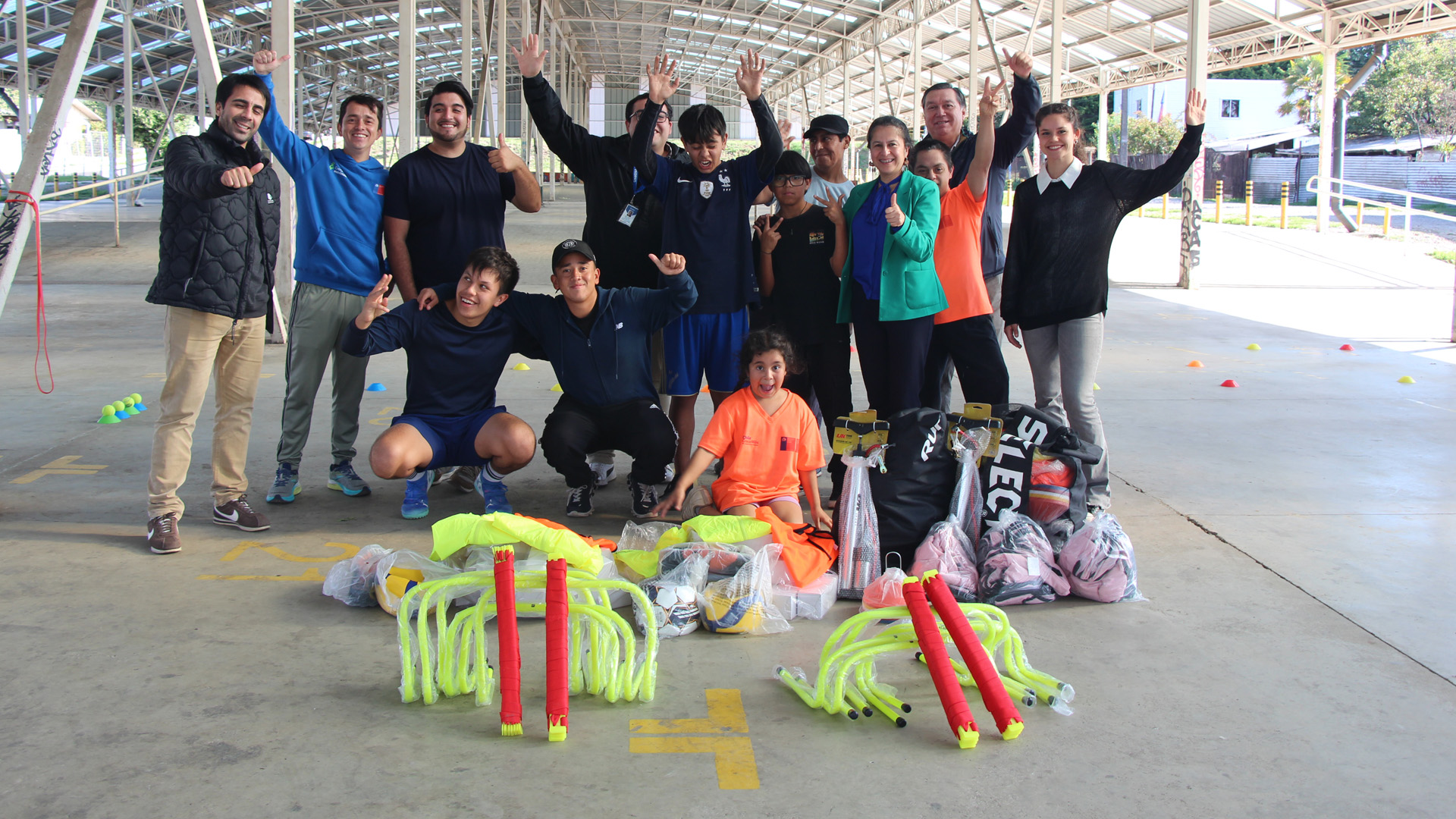 Autoridades entregaron materiales deportivos a menores que asisten a los talleres PIB de Osorno