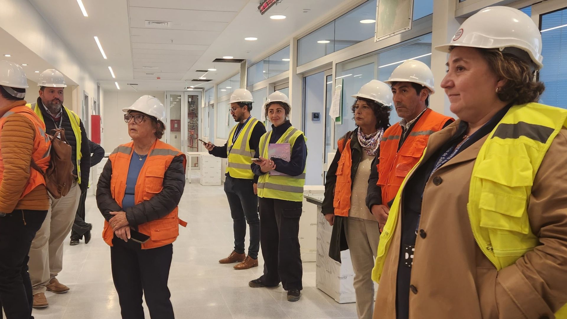 Autoridades y representantes de la comunidad recorren las obras del nuevo Hospital de Ancud