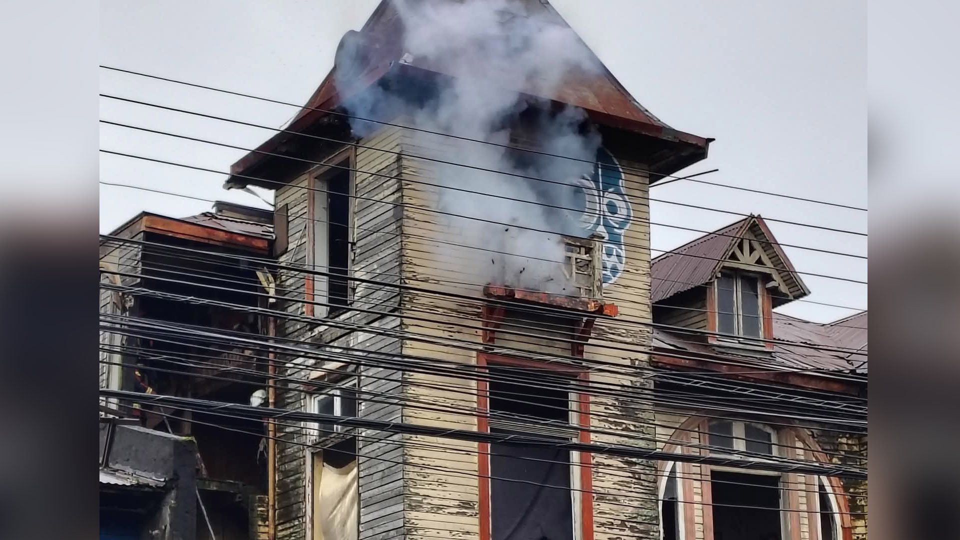 Incendio afecta a casona patrimonial abandonada en el centro de Puerto Montt