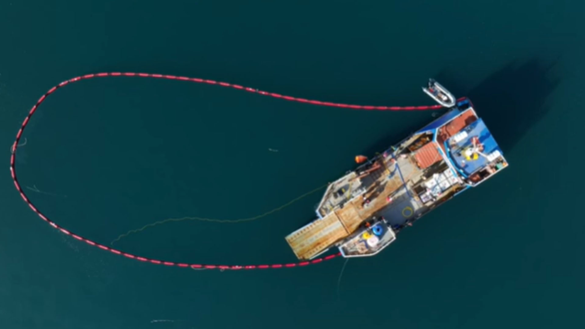 Extraen más de 13 mil litros de combustible desde barcaza hundida en Queilen