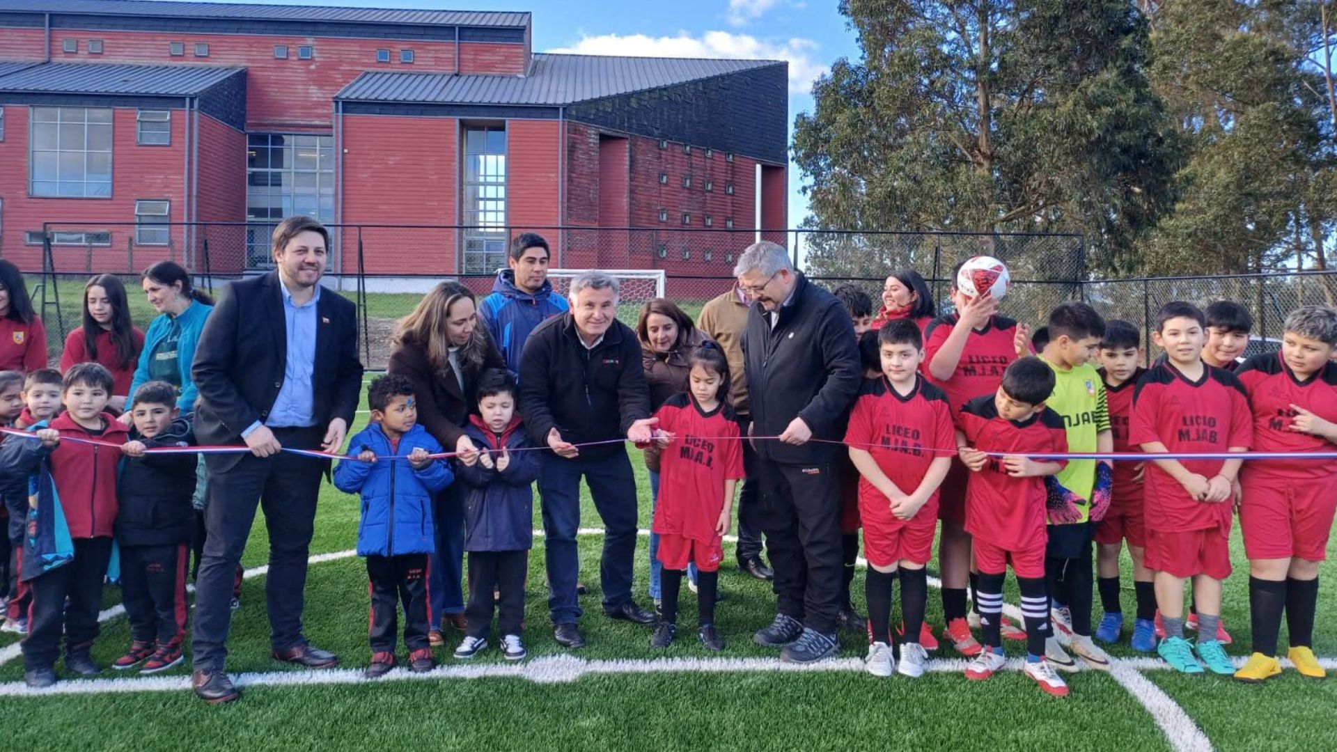 Avanza el deporte escolar en Chonchi con nueva cancha de futbolito