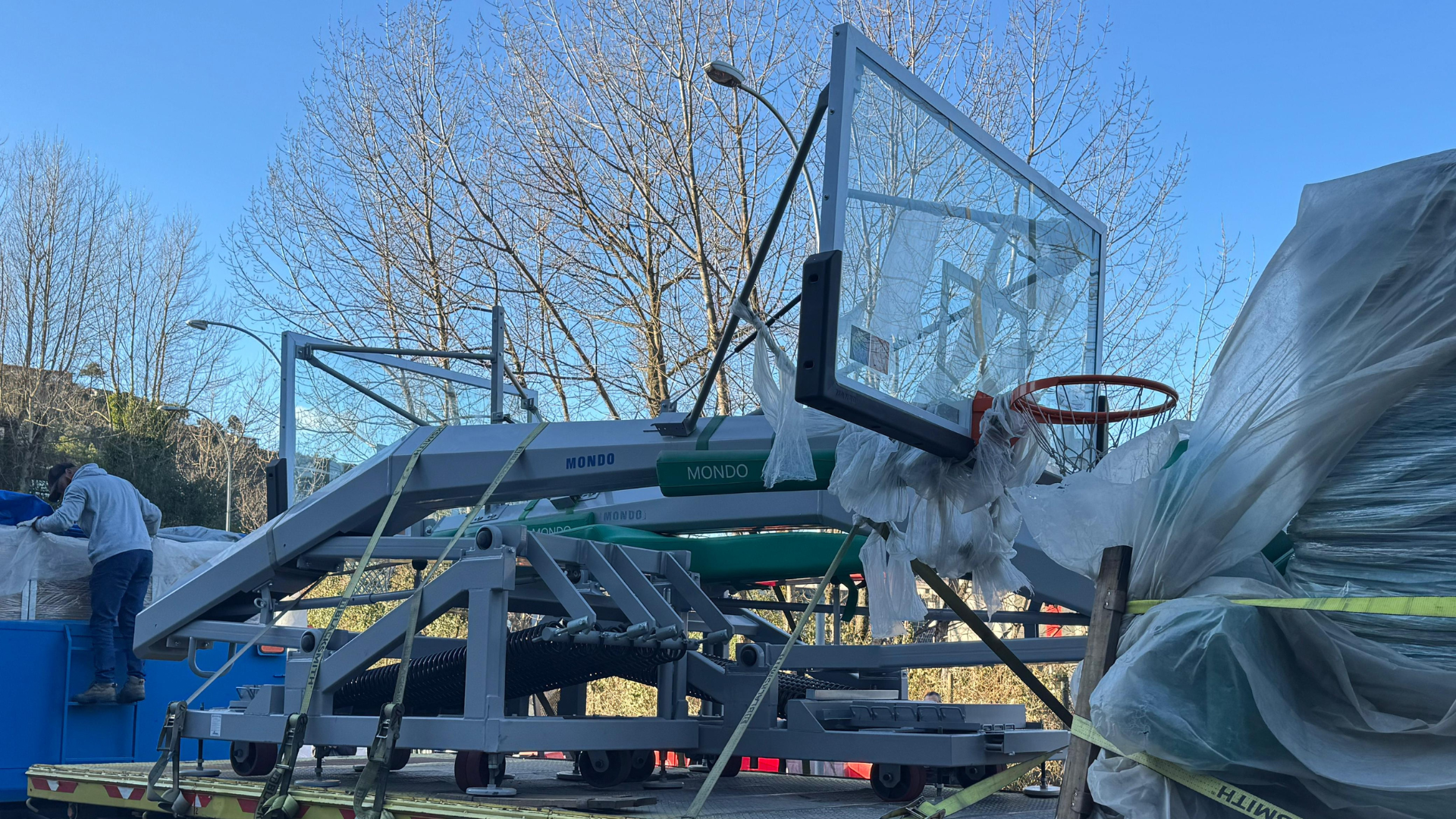 Alcalde Wainraight y diputado Mauro González celebran llegada de cancha de alto rendimiento desde los Panamericanos al Arena Puerto Montt