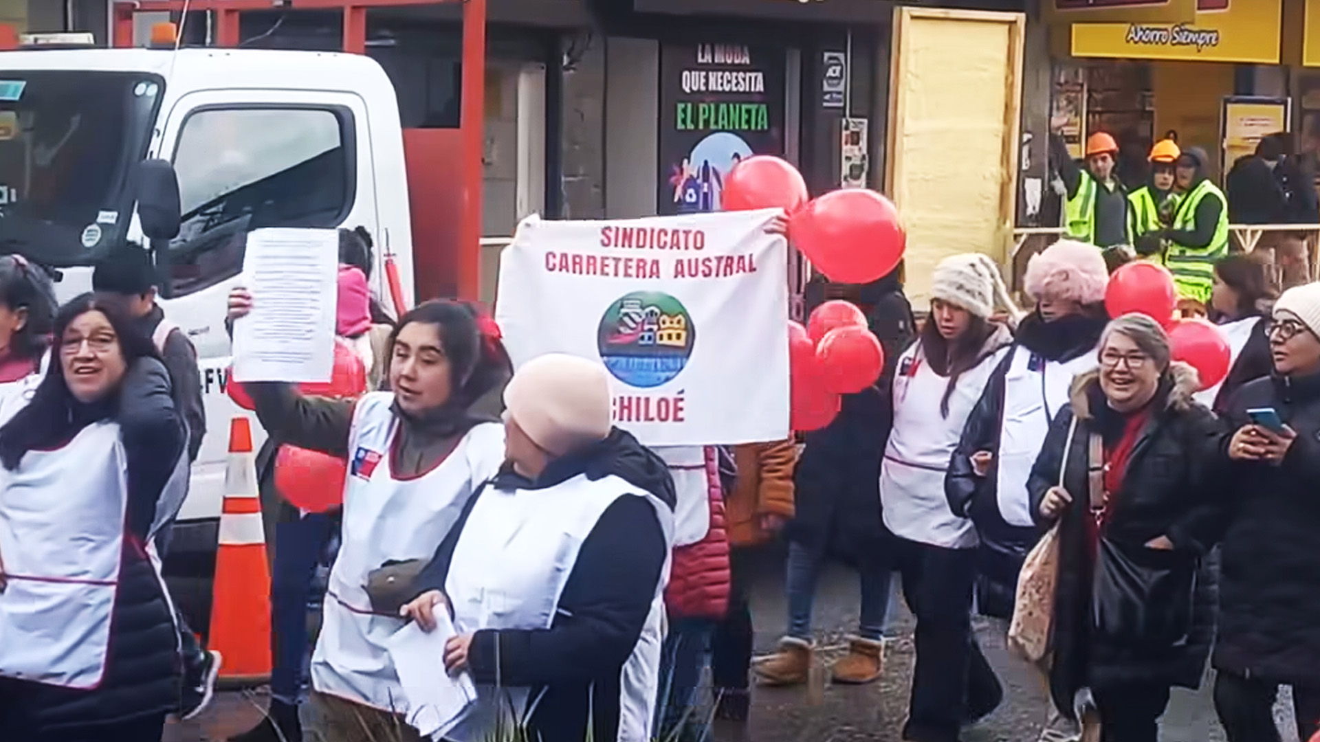 Cientos de manipuladoras de alimentos de Chiloé fueron parte de masiva movilización en Castro