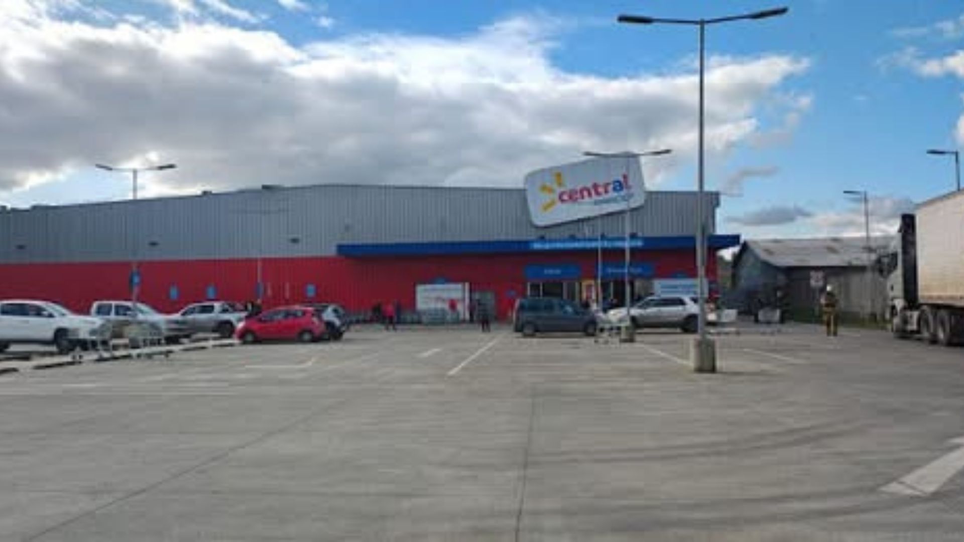 Fuga de gas obliga al cierre de supermercado y moviliza a Bomberos en Osorno