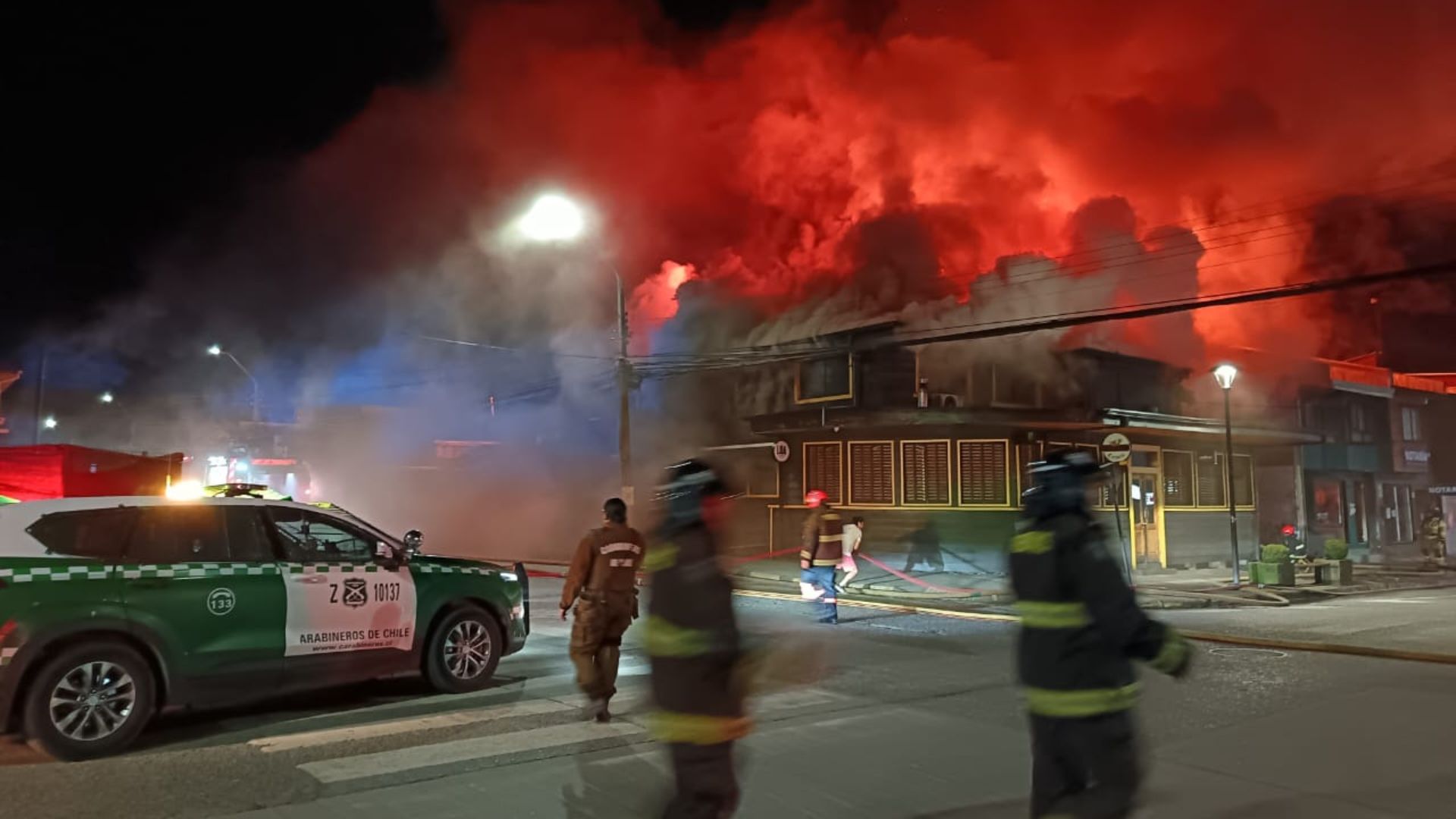 Incendio destruye sede deportiva y local comercial en Castro