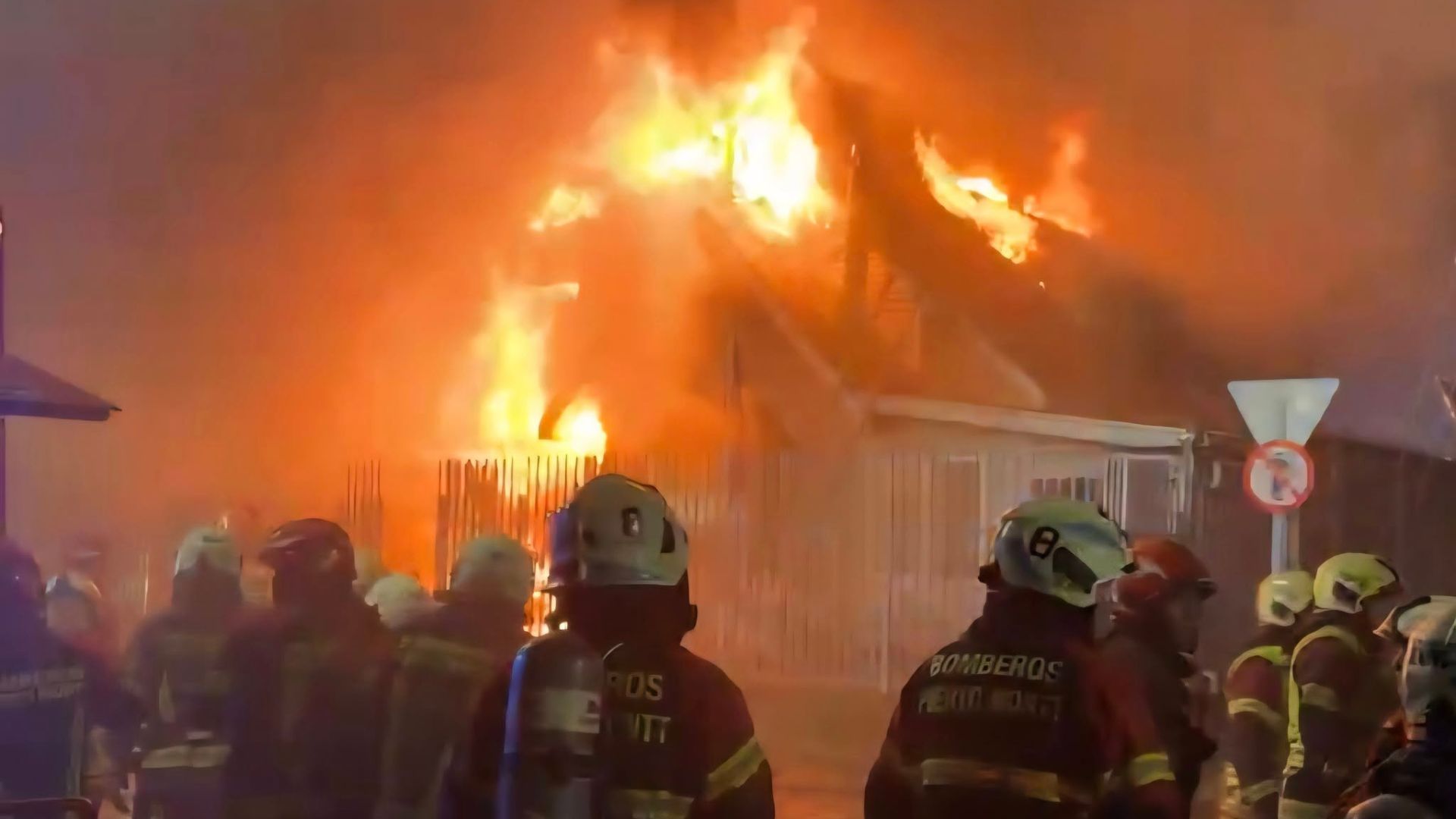 Mujer fallece en incendio que destruyó tres inmuebles en Puerto Montt