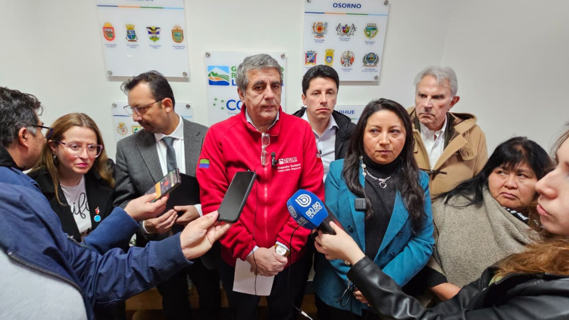 Gobernador Santana pide respaldo de parlamentarios para evitar recorte y deuda regional