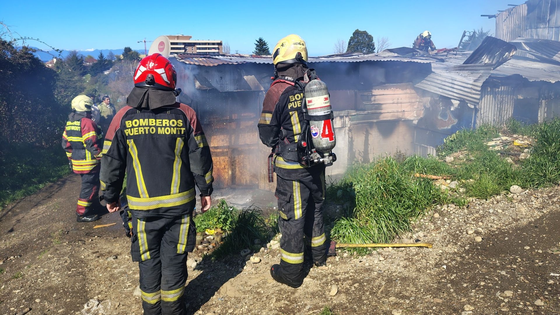 Incendios en laderas de Puerto Montt dejan una vivienda destruida y otra con serios daños