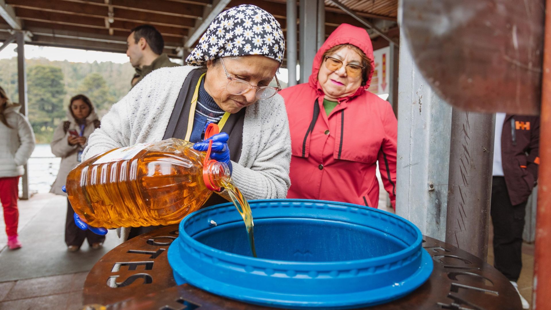 Puerto Montt lanza programa de reciclaje de aceite en el Mercado Angelmó