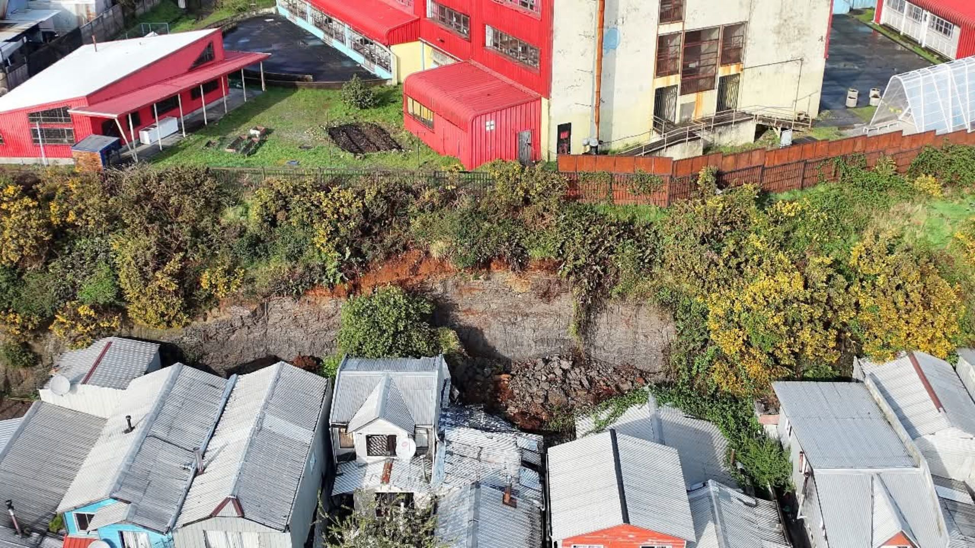 Deslizamiento de tierra en Puerto Montt deja cuatro viviendas dañadas y familias sin hogar