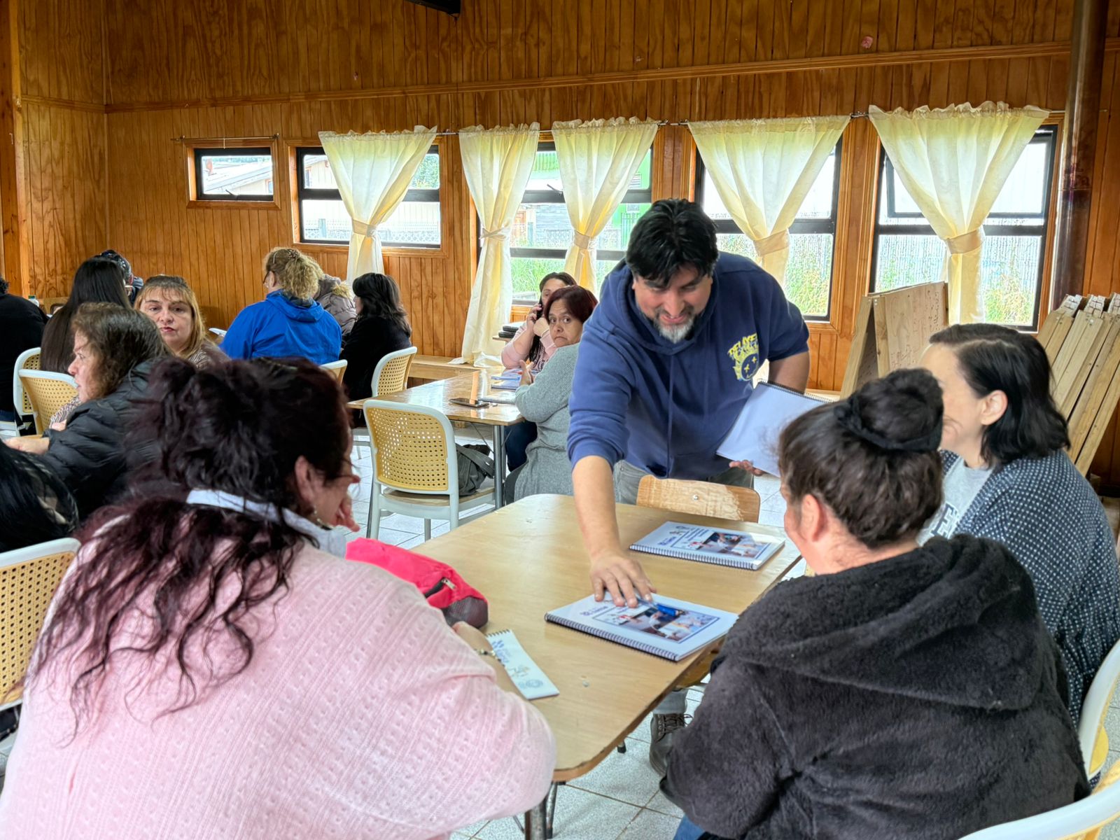 Saesa capacita a mujeres jefas de Hogar de Fresia con curso de electricidad domiciliaria