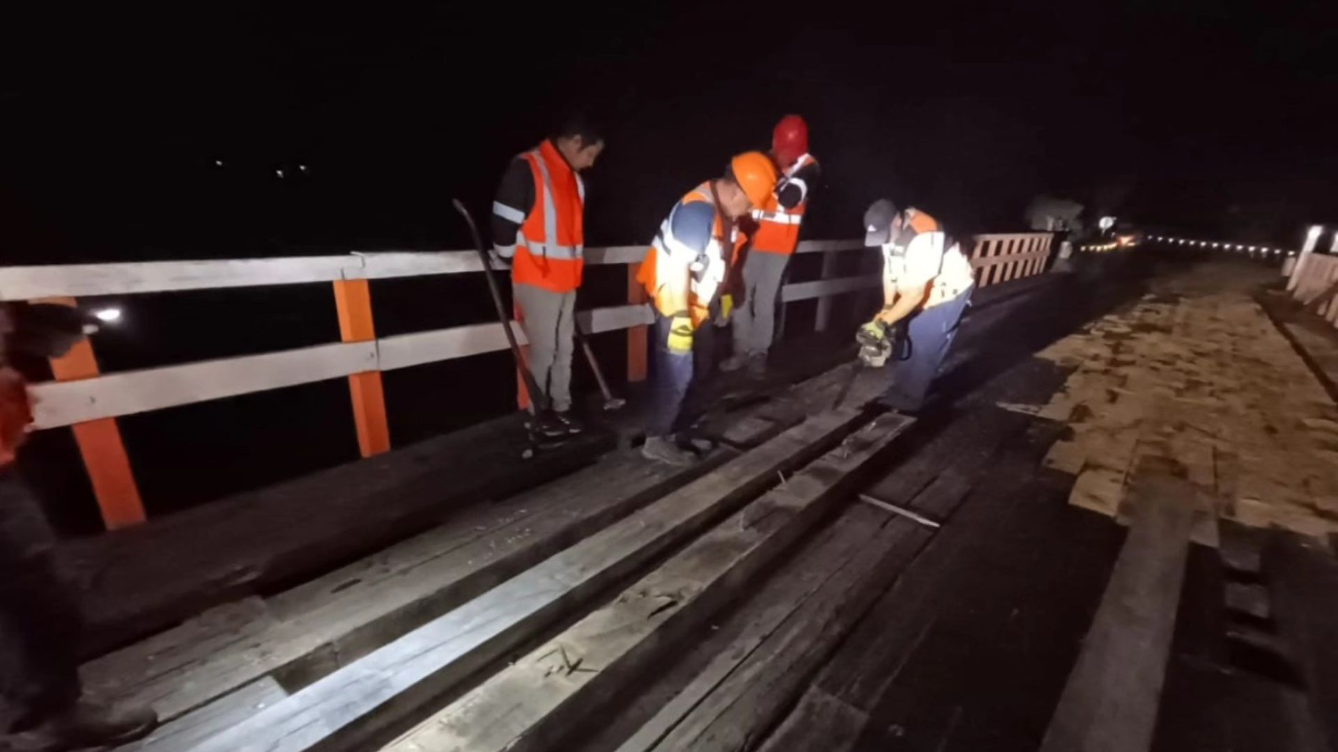Suspenden tránsito de camiones en puente Aucha por daño estructural en Calbuco