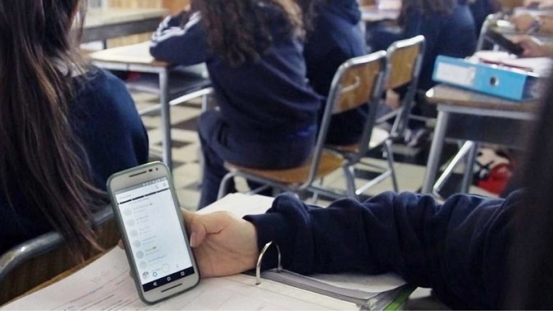 Aulas sin pantallas: nueva ley obliga a prohibir celulares desde el próximo año