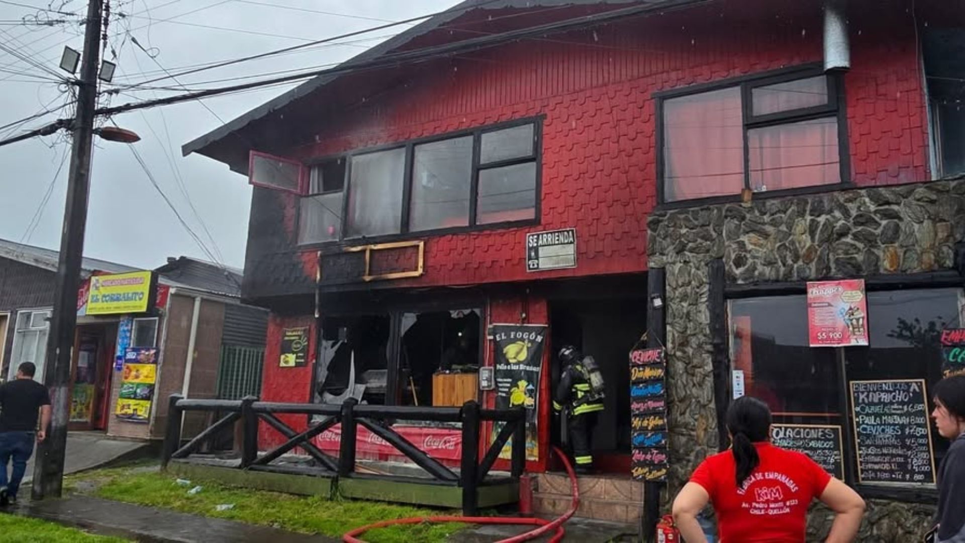 Incendio afecta a locales comerciales en el centro de Quellón