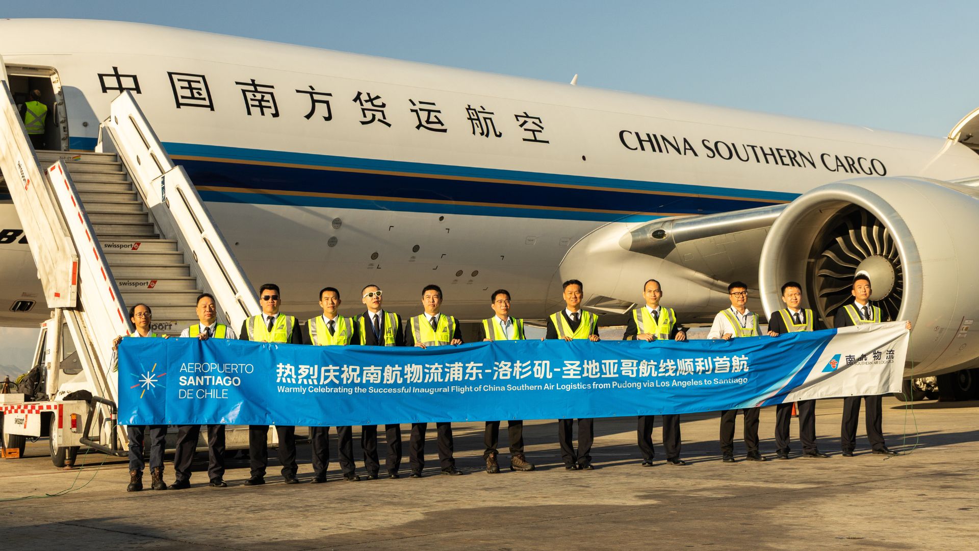 Aterrizaje histórico impulsa conexión comercial con Asia tras llegada de dos nuevas aerolíneas al terminal de carga de Santiago