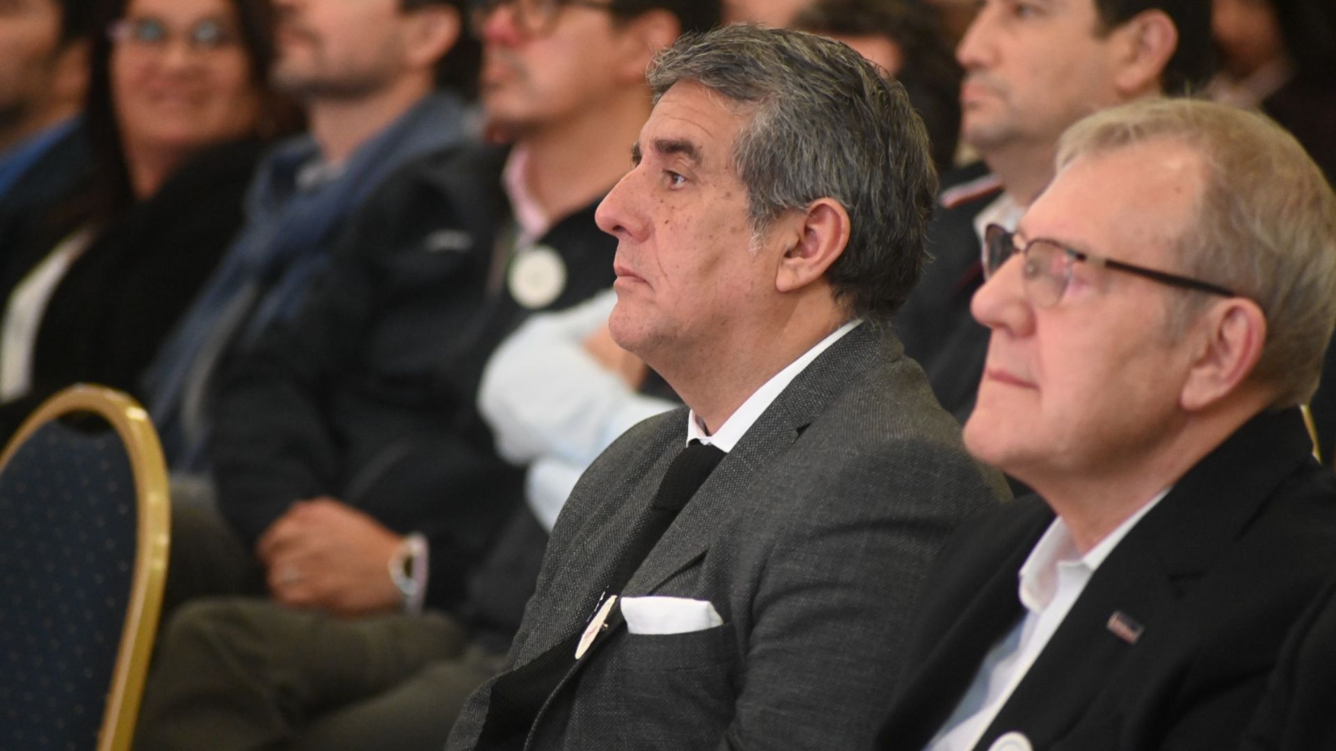 Gobernador Santana denuncia peor crisis desde 1994 y amenaza con llevar al Ejecutivo al TC