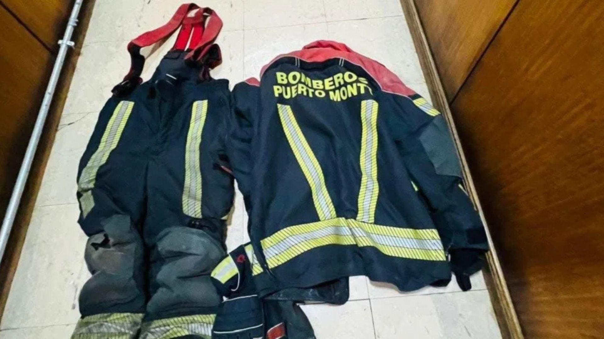 Roban uniforme de bombero desde vehículo en Valle Volcanes de Puerto Montt