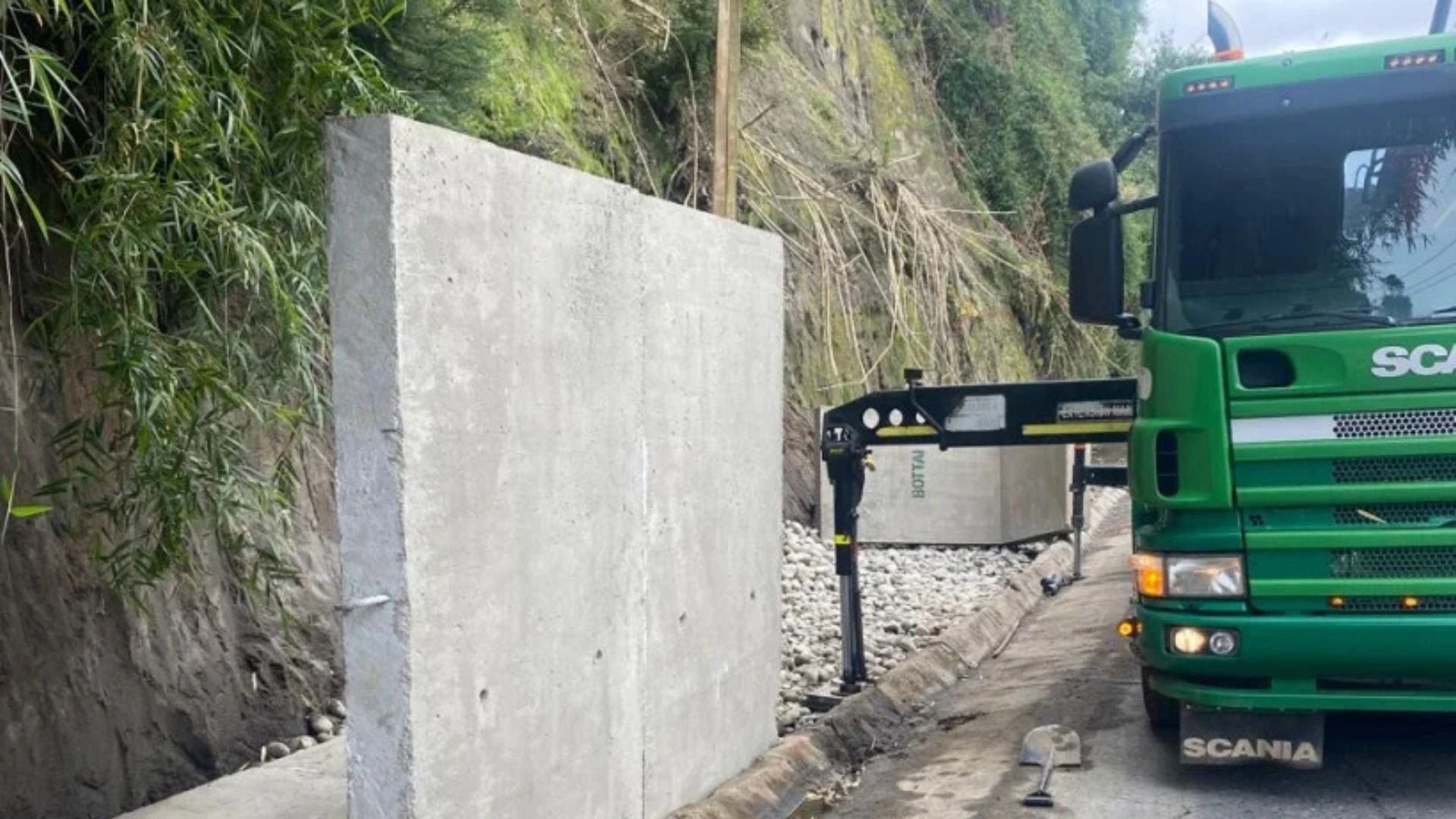 Refuerzan sector afectado por derrumbes en la ruta Chinquihue con instalación de muros de contención