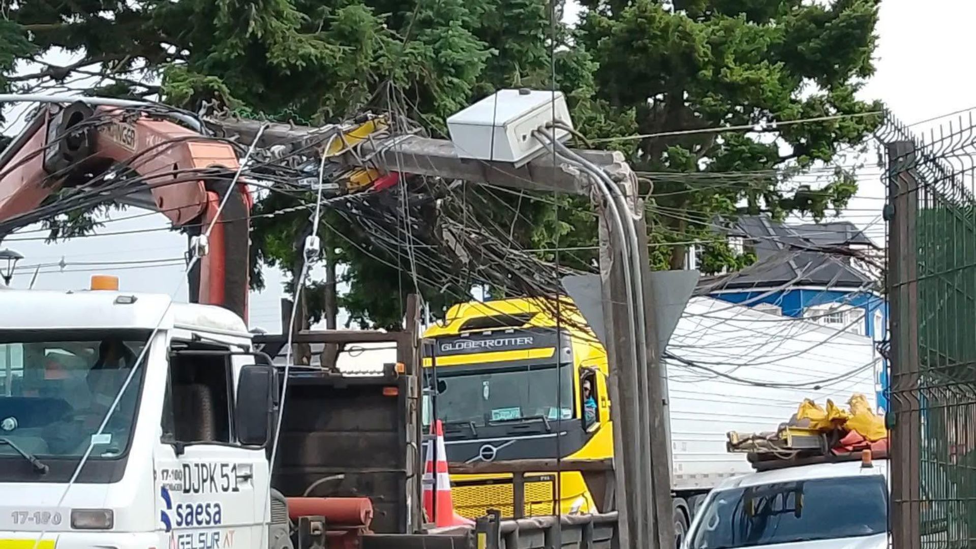Camión derriba poste y provoca caos vial en el centro de Castro