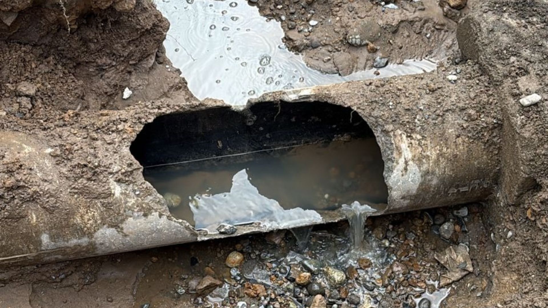 Suralis presenta denuncia y pide paralizar obras de empresa que rompió impulsión de aguas servidas en Puerto Varas