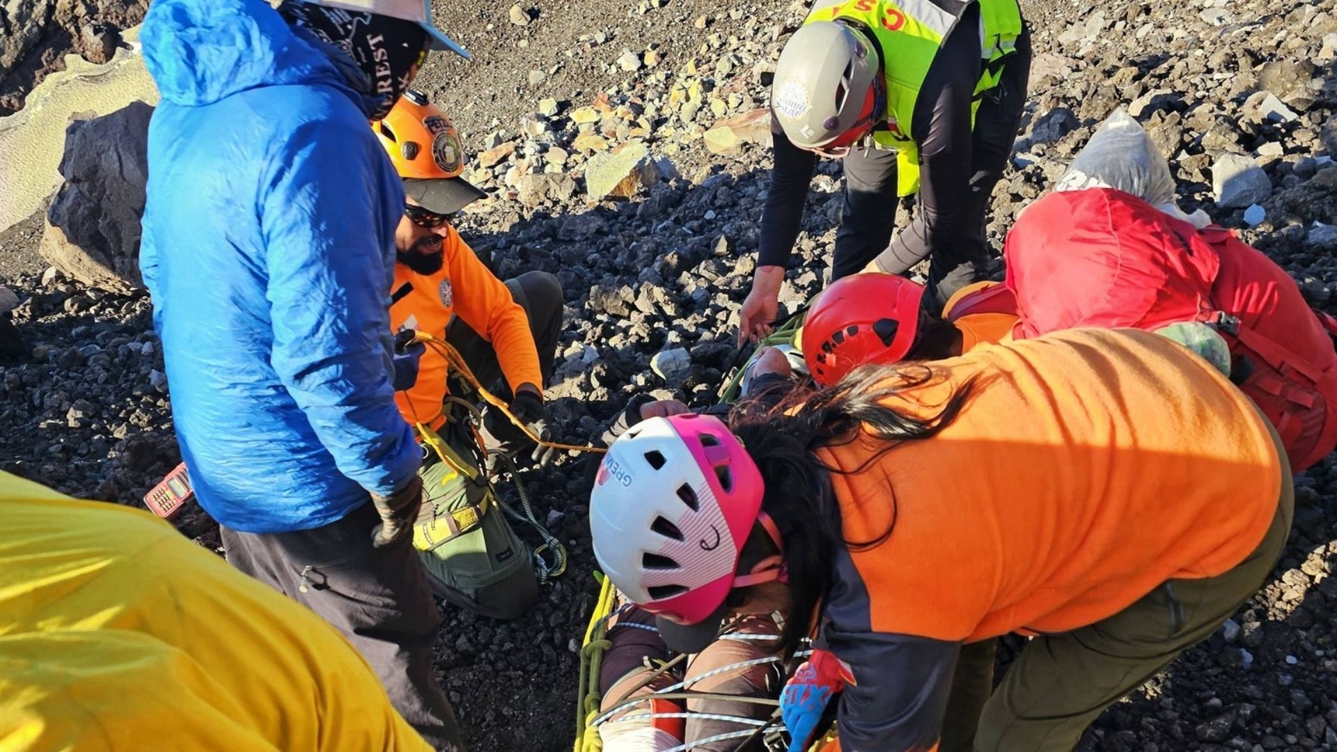 Rescate contrarreloj en el Calbuco salva a joven escalador tras violenta caída