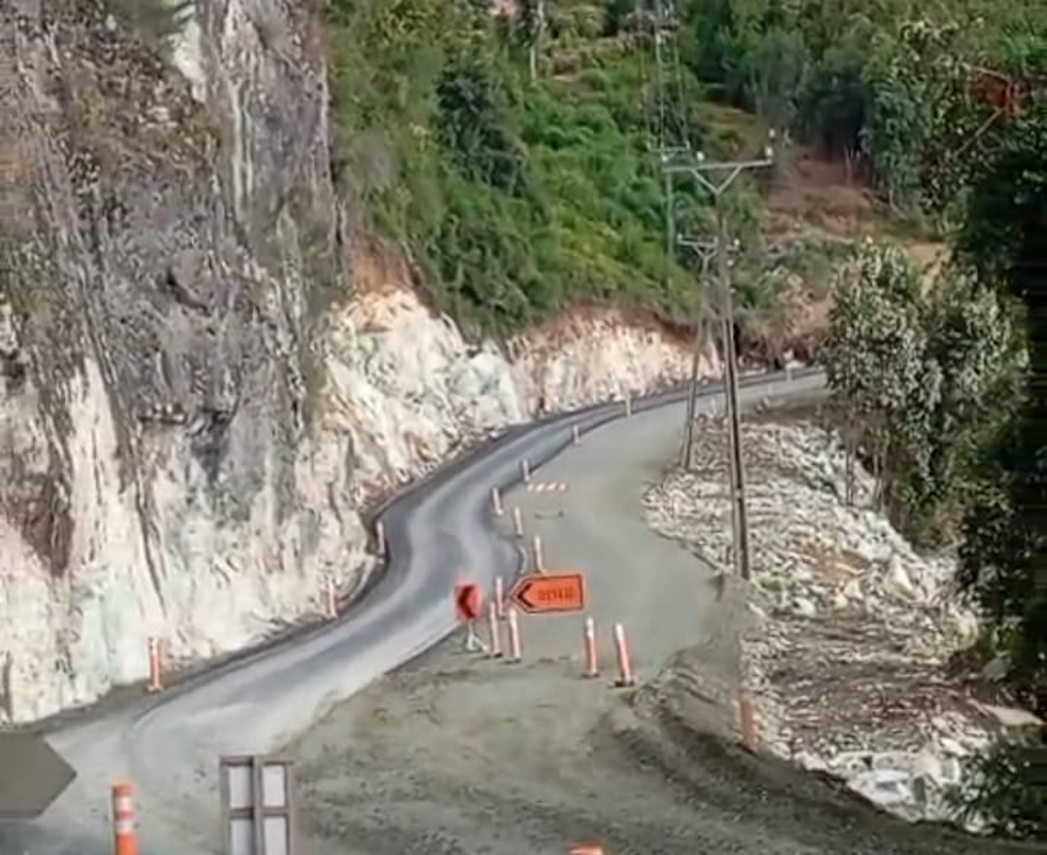 Trabajo conjunto entre Saesa y Mop Los Lagos permite avance de mejoramiento vial en Cochamó