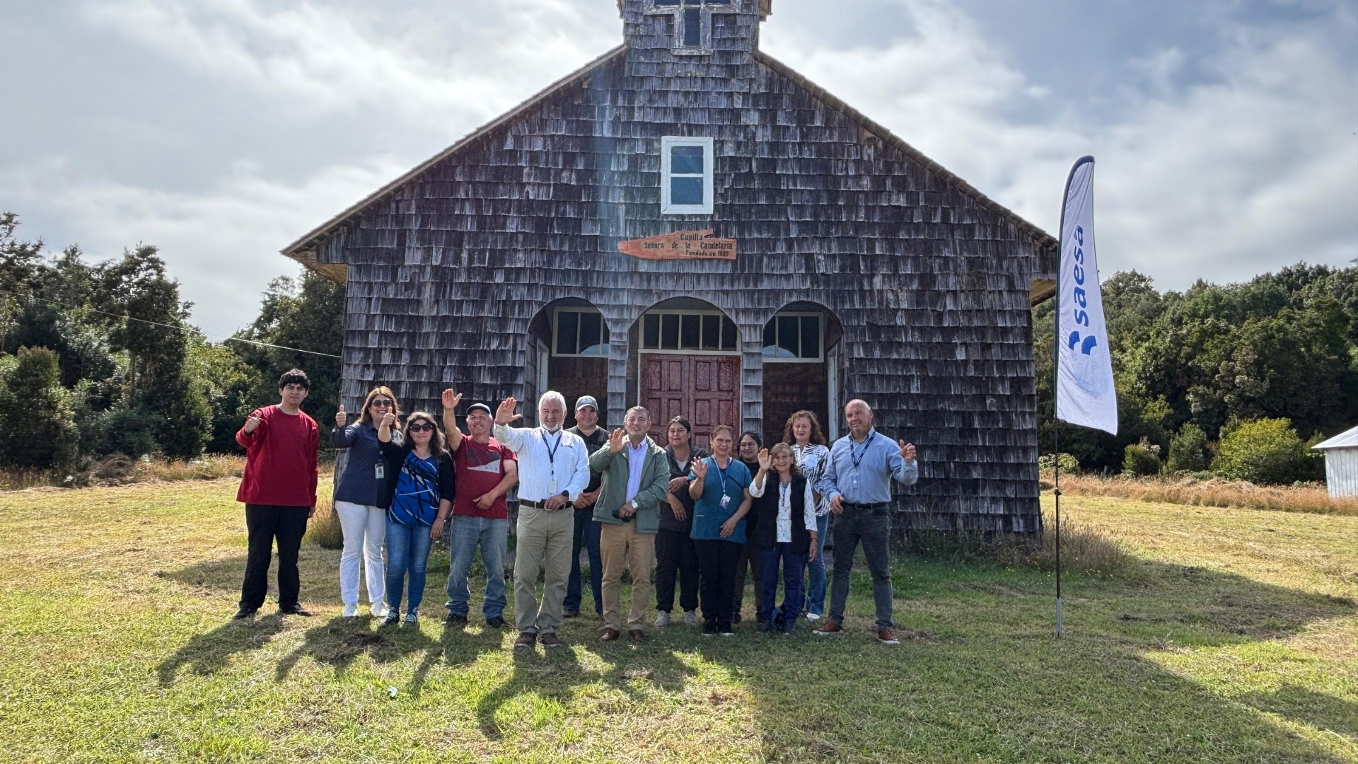 Saesa instala nuevas luminarias que fortalecen la seguridad y vida comunitaria en Isla Caucahué de Quemchi