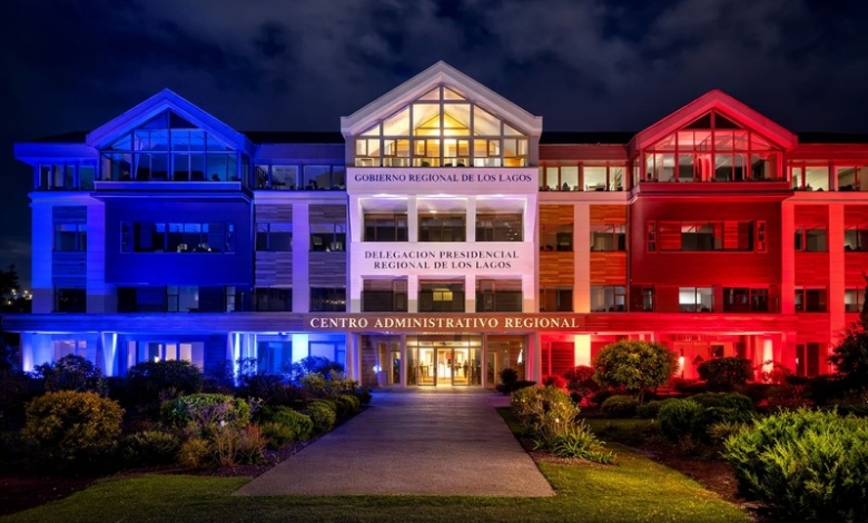 Edificio del Gobierno Regional de Los Lagos se ilumina con los colores de Chile en gesto de apoyo a Carabineros