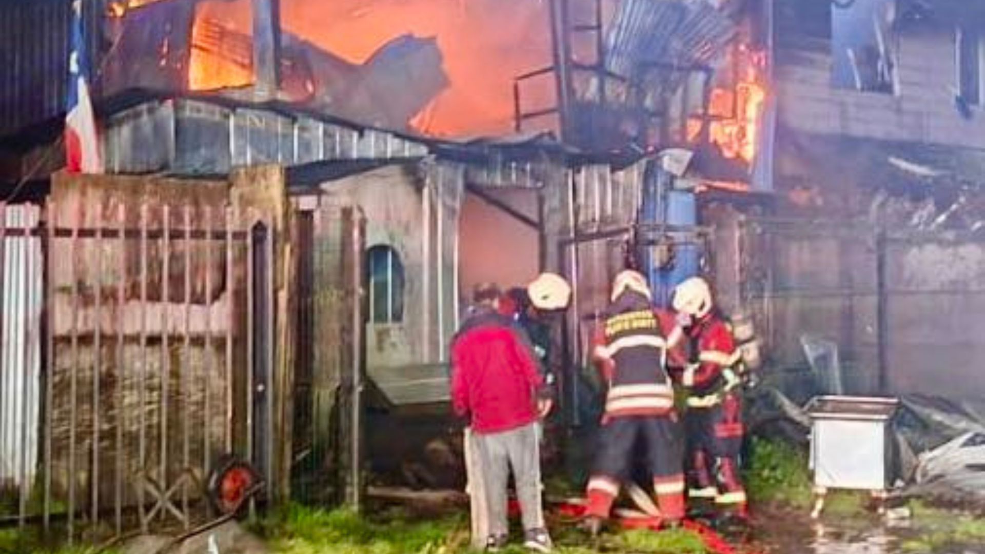 Incendio en Alerce Norte deja cinco damnificados y una vivienda destruida