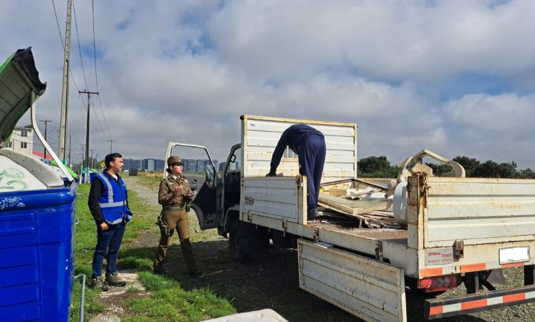 Sancionan a conductor por botar basura de gran tamaño en contenedor de Alerce
