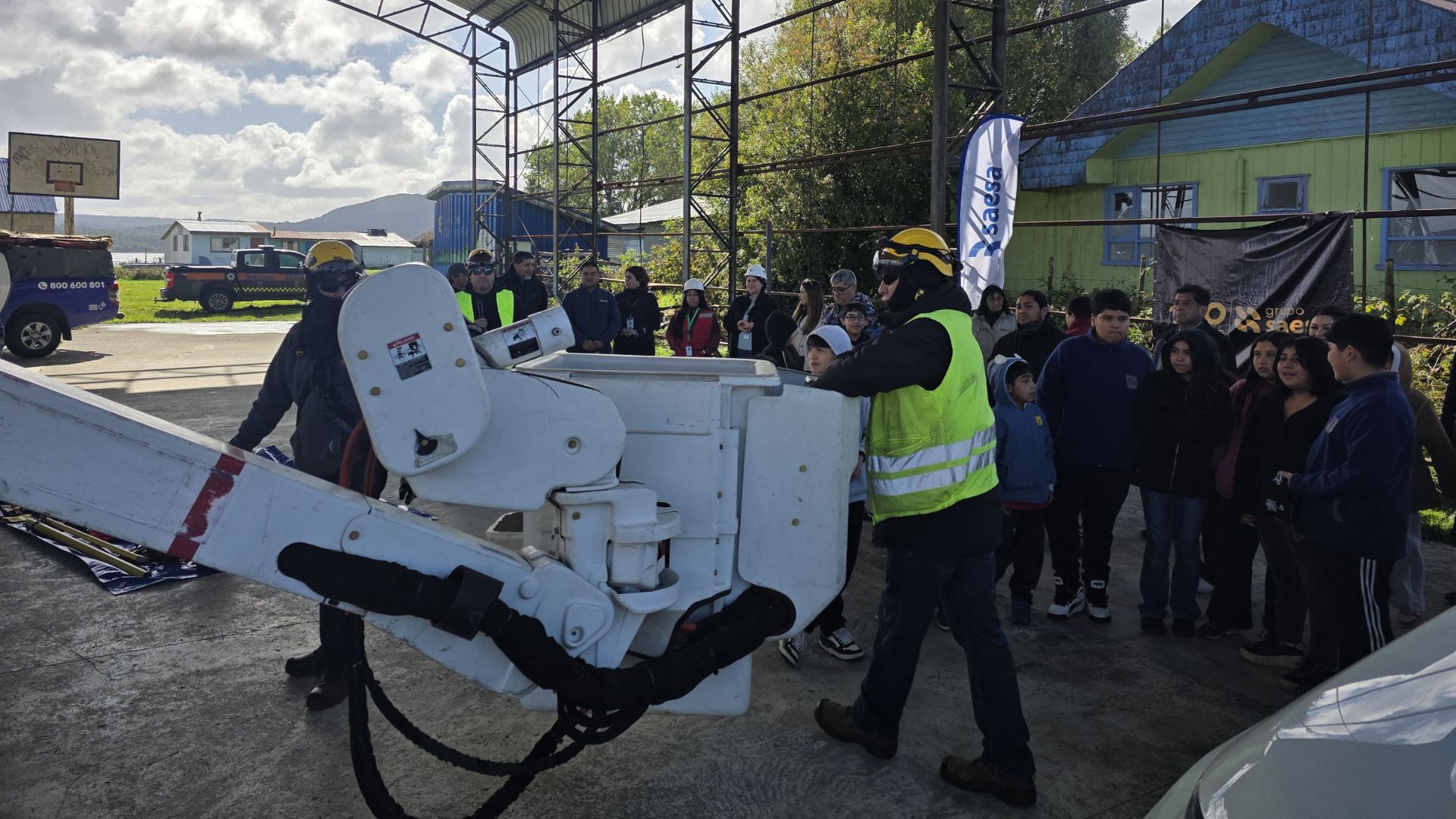 Saesa dictó charla sobre riesgos eléctricos en trabajos en altura y realizó demostración de camión alza hombre en Quellón