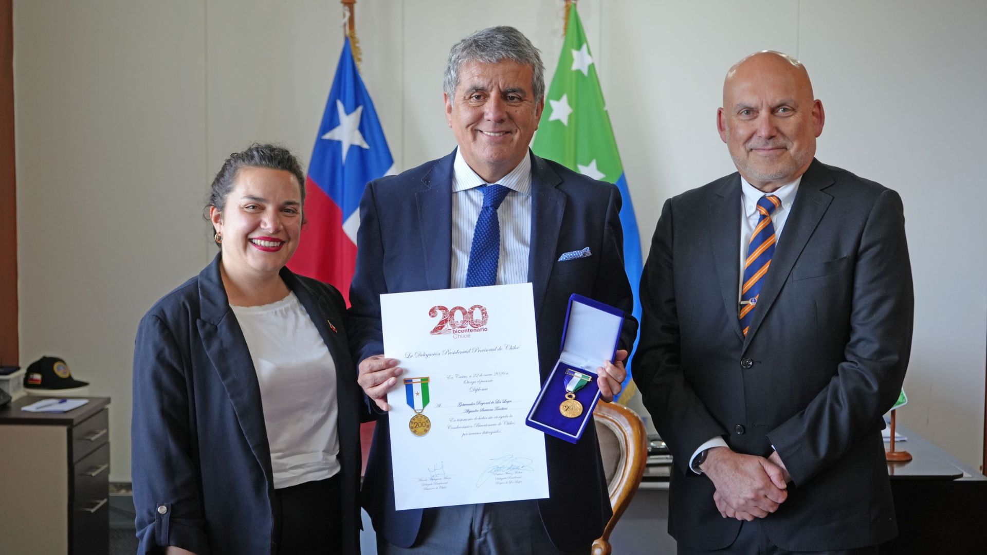 Gobernador Alejandro Santana fue condecorado con la Medalla Bicentenario de Chiloé