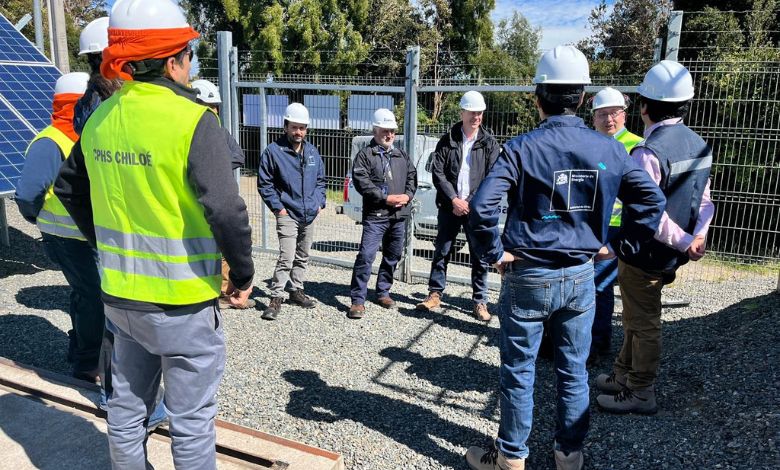 Saesa recibe a subsecretario de Energía para conocer el funcionamiento de sistema eléctrico aislado en Isla Taucolón