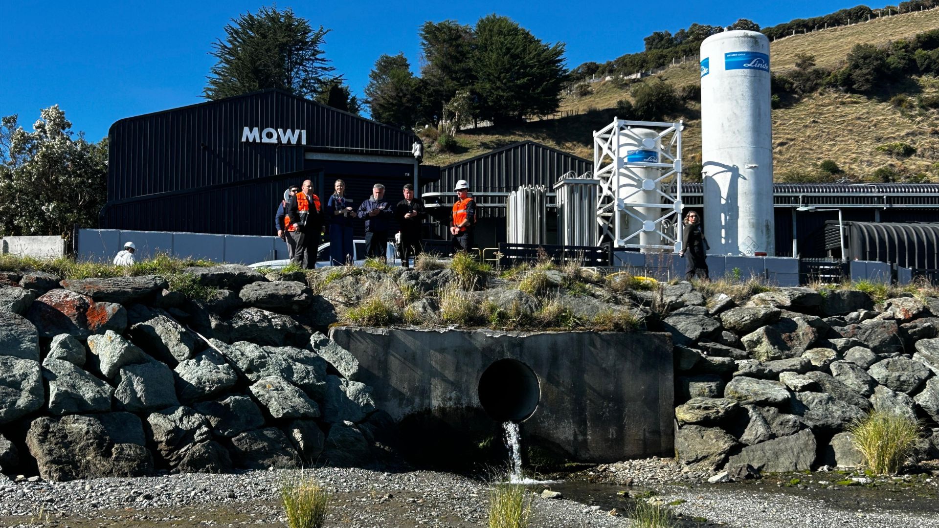 Rauco: empresa salmonera reporta derrame y coordina limpieza con autoridades