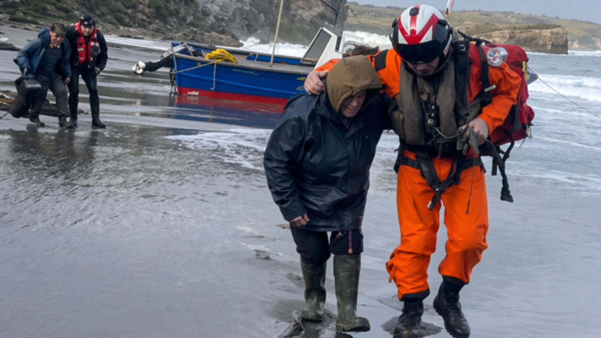 Operativo aeronaval logra evacuar a cinco personas tras emergencia marítima en Chiloé