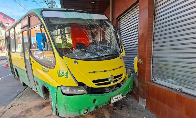 Accidente de microbús deja daños en local comercial de Puerto Montt