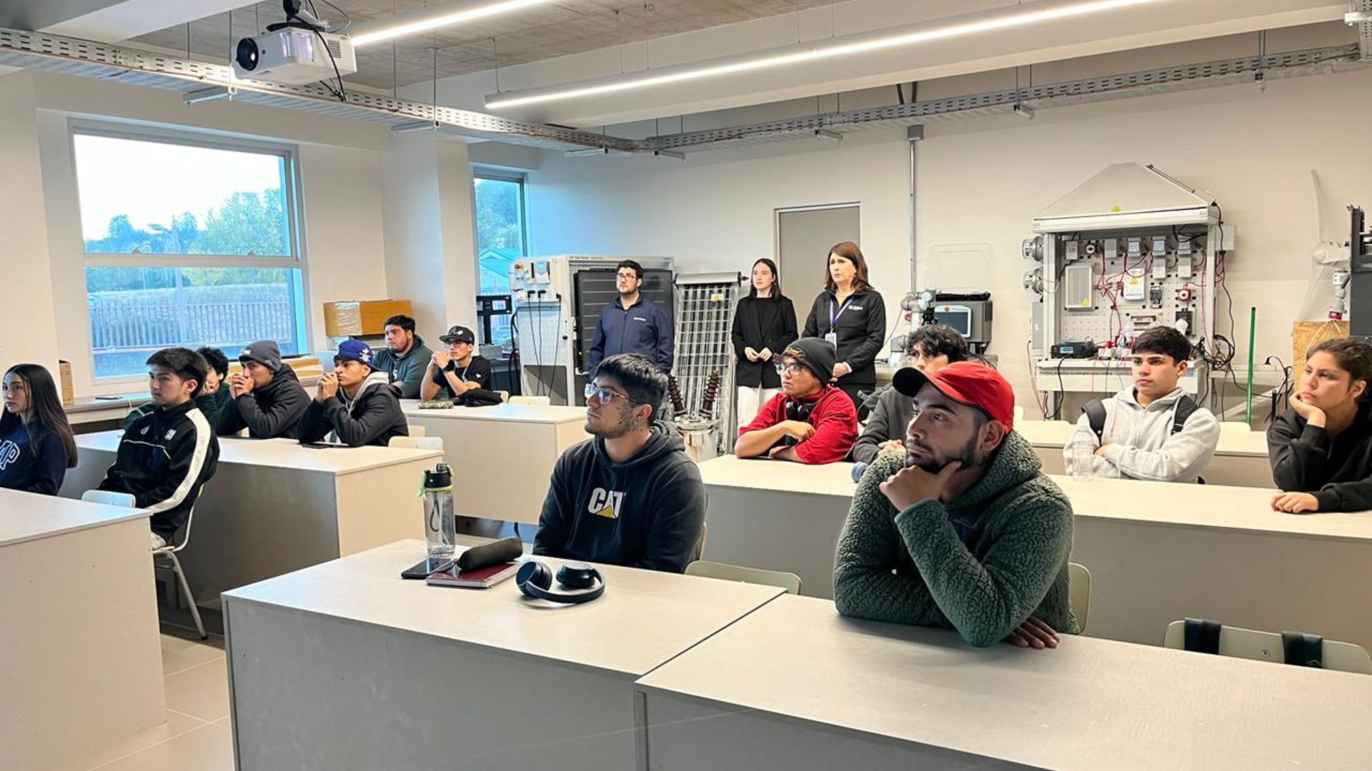 Saesa dictó charla educativa a estudiantes de CEDUC en Castro