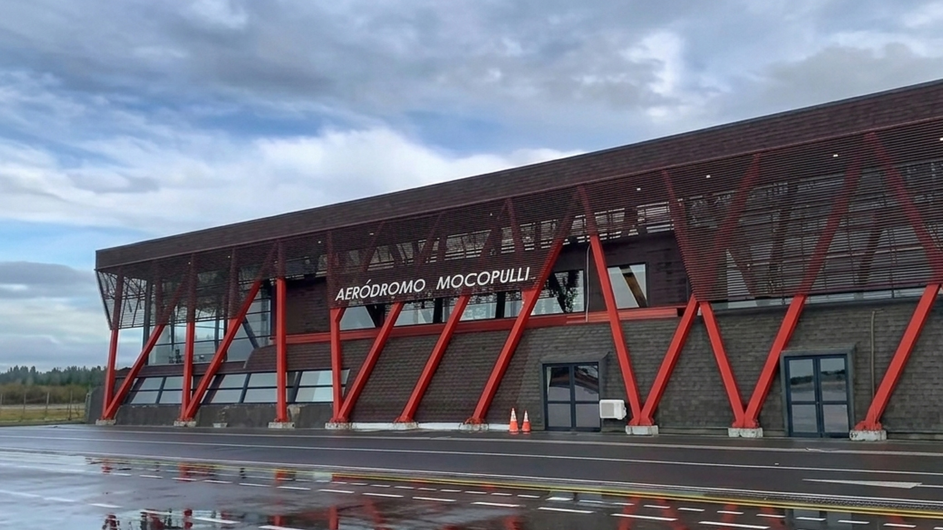 Carabineros detiene a mujer por falso aviso de artefacto explosivo en Mocopulli