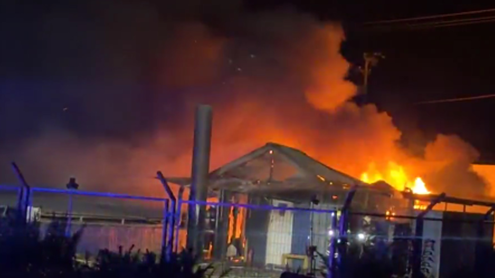 Incendio en planta de Puerto Montt provocó corte eléctrico en Chinquihue