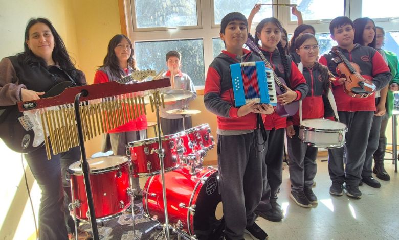 Escuelas rurales de Chiloé mejoran acceso a libros y talleres de música con apoyo de Mowi Chile